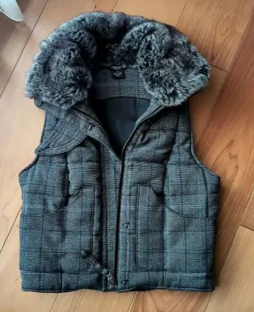 GUESS JEANS 체크 무늬 퍼 다운 베스트 그레이