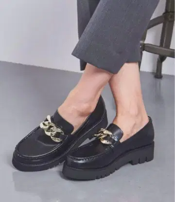 유나이티드 애로우즈 블랙 로퍼 골드 체인 장식