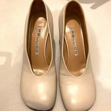 하자품 최상급 PELLICO 아이보리 스퀘어토 펌프스