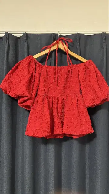 오프숄더 빨간색 상의 벌룬 소매
