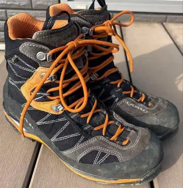 AKU 등산화 블랙/오렌지 26.5cm