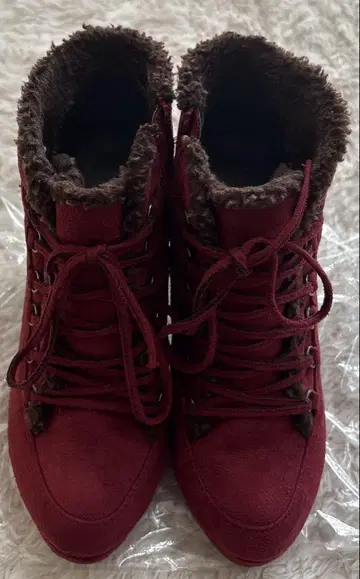 빨간색 퍼가 달린 스웨이드 부츠