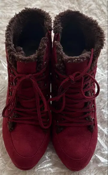 빨간색 퍼가 달린 스웨이드 부츠