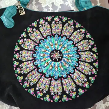 싱크 비 노트르담 자수 토트백 블랙과 파랑