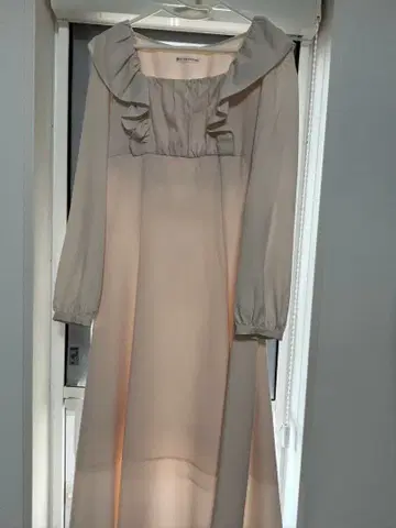 베이지 프릴 긴팔 롱 원피스