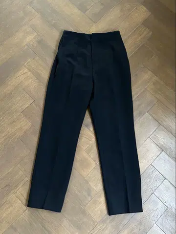 CELFORD 백 슬릿 테이퍼드 팬츠