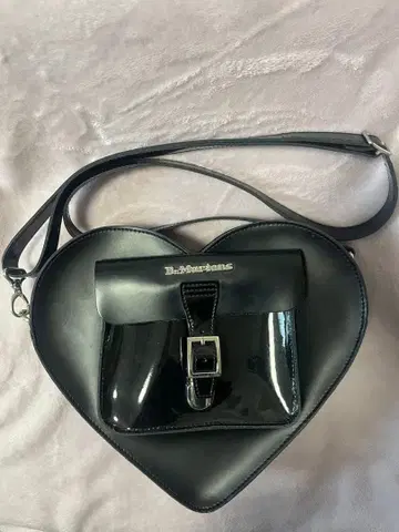 닥터 마틴 하트형 숄더백 블랙