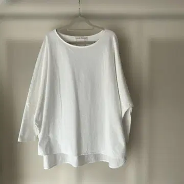 새상품급! 비어즐리 밑단 자수 돌먼 슬리브 티셔츠