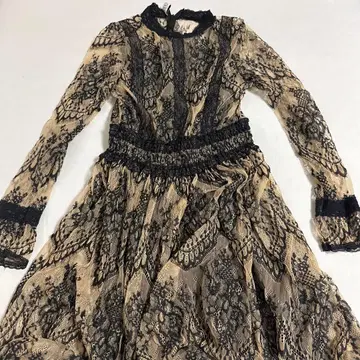 베이지와 블랙 레이스 롱 드레스