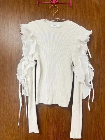 SNIDEL 프릴 화이트 니트 S 사이즈