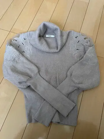 SNIDEL 자수 숄더 시어 니트