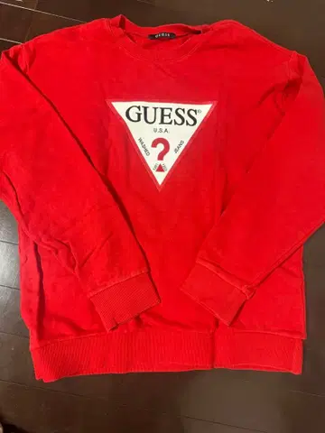 GUESS 트라이앵글 로고 레드 트레이닝복