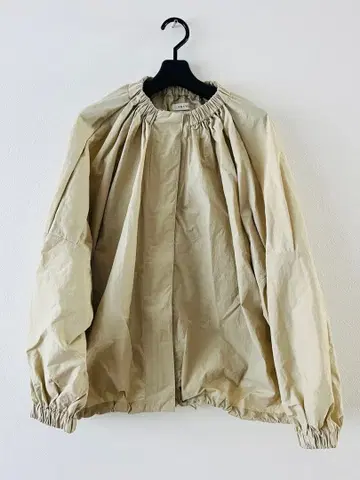 AGAWD 아가우드 베이지 벌룬 실루엣 자켓