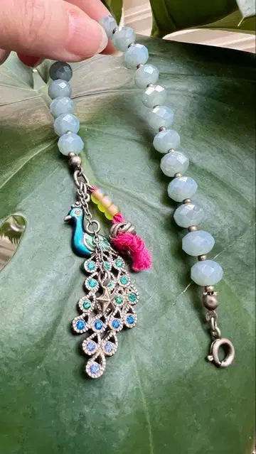 공작석 참 포함 스카이블루 비즈 팔찌