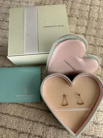 구매 전 댓글 필수!! Samantha Silva 골드 하트 귀걸이