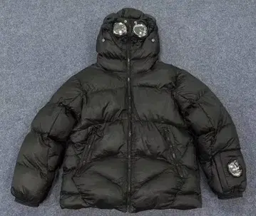 새상품 C.P Company 다운 자켓 블랙 M 블랙