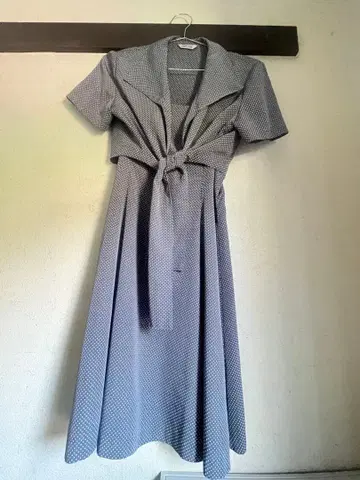 도트 무늬 반팔 무릎 기장 원피스