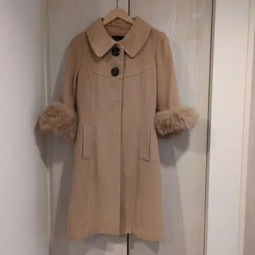 베이지 퍼 포함 롱 코트