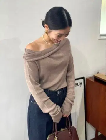 Mila Owen 미라 오웬 드레이프 디자인 오프숄더 니트 TOPS