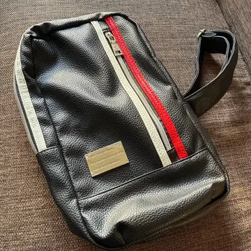 스트라이프 디자인 바디백 블랙