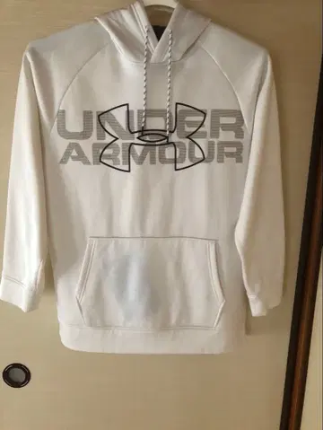 언더아머 맨투맨 화이트