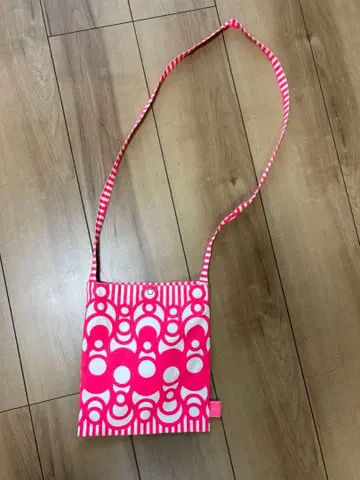 핑크 스트라이프와 원형 패턴의 사코슈 히로코 컬리지