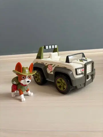 파우 패트롤 트래커 피규어 포함