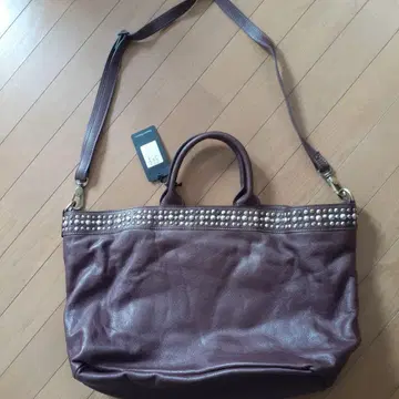 스터드 장식 다크 브라운 토트백