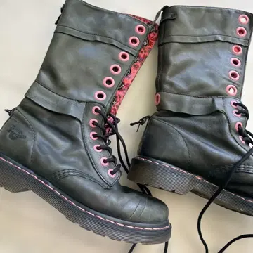 [ 가격 인하! 선착순 ] Dr.Martens 롱 부츠 블랙 x 핑크