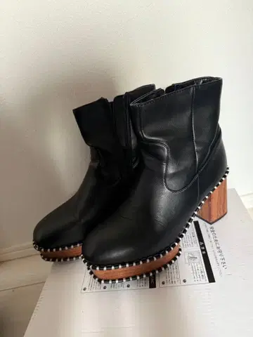 블랙 가죽 지퍼 부츠