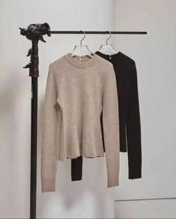 백 오픈 베이지 니트 스웨터 긴팔