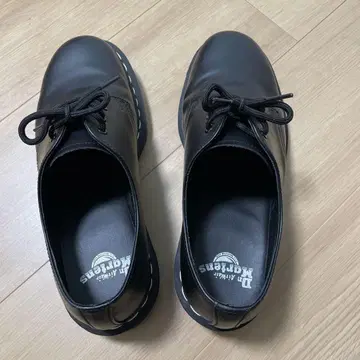 닥터마틴 화이트 스티치 3홀 신발