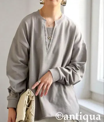 안티카 쭈리 V넥 그레이쉬 베이지 상의