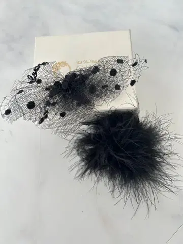 사에코 씨 착용 블랙 튤과 페더 헤어 액세서리