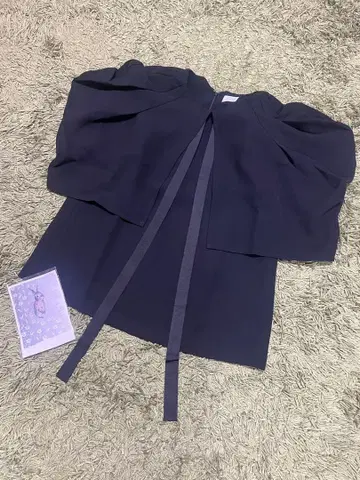 fete 블랙 케이프 퍼프 슬리브 반팔 상의