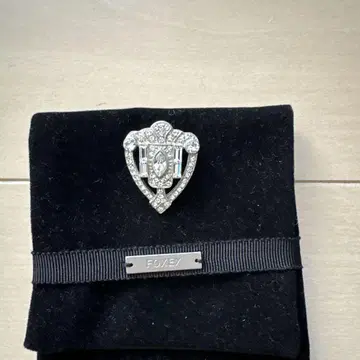 FOXEY 쉴드형 브로치