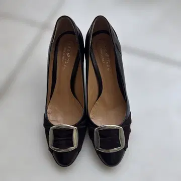 브라운 버클 펌프스 중간 힐