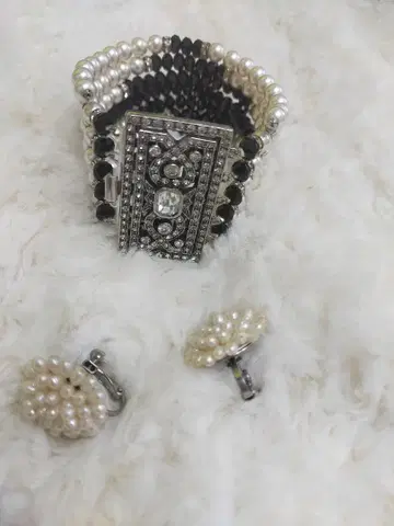엘레강트한 펄과 블랙 컬러 비즈의 팔찌 & 펄 귀찌