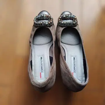 COMPETITION 비쥬 장식 브라운 펌프스