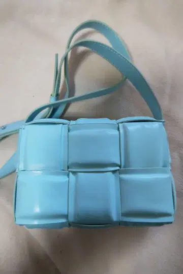 라이트 블루 퍼프 디자인 숄더백