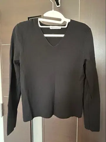 M-PREMIER COUTURE 블랙 V넥 긴팔 상의