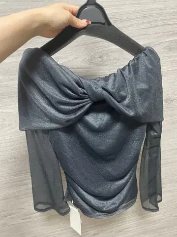 프레이 아이디 오프숄더 블루 시어 탑