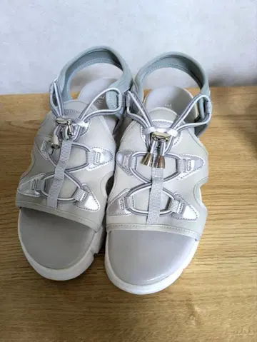 플랫 샌들 그레이