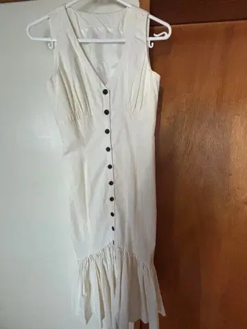 eimy 버튼 포함 슬리브리스 롱 원피스