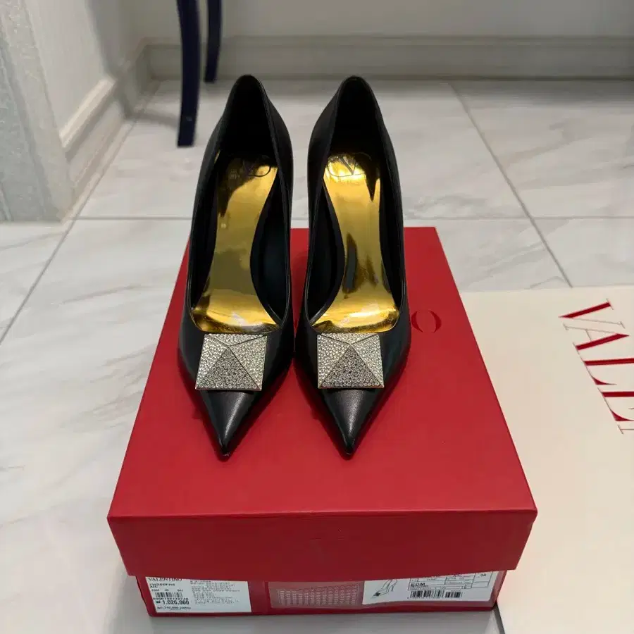 Valentino Crystal Embellished Garavani One Stud Pumps Heels 36 (235)