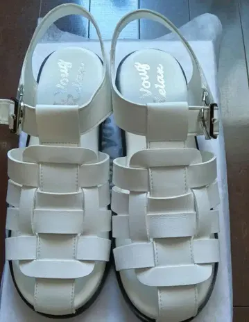 화이트 스트랩 샌들