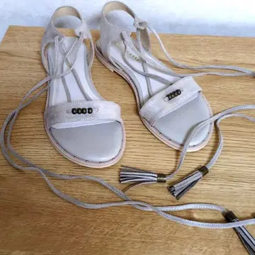 베이지 샌들 끈