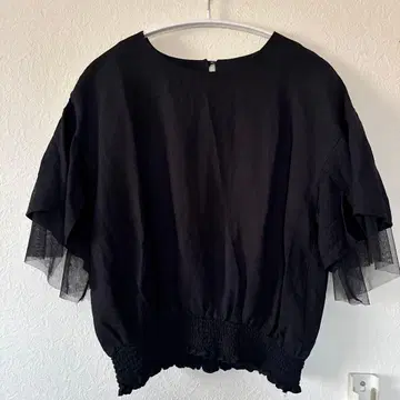 블랙 프릴 슬리브 반팔 탑 FENNEL