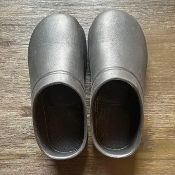 RACBAKI 블랙 클로그 샌들