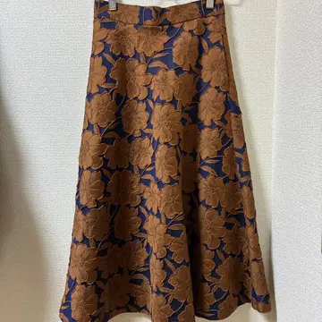 STRAWBERRY FIELDS 꽃무늬 플레어 스커트 네이비와 브라운